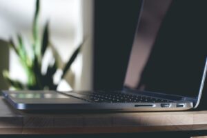 Jakie są metody efektywnego wykorzystywania danych demograficznych w personalizacji treści w e-commerce?